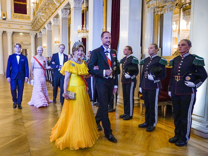 Dronning Sonja ankommer gallamiddagen ledsaget av Kronprins Haakon. Dronningen var kveldens første taler. Foto: Lise Åserud / NTB